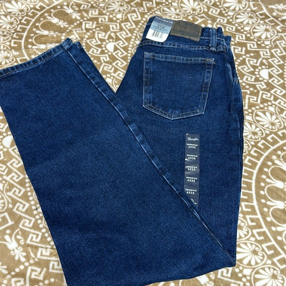 NWT Wrangler Blues Relaxed Fit - Picture 1 of 9